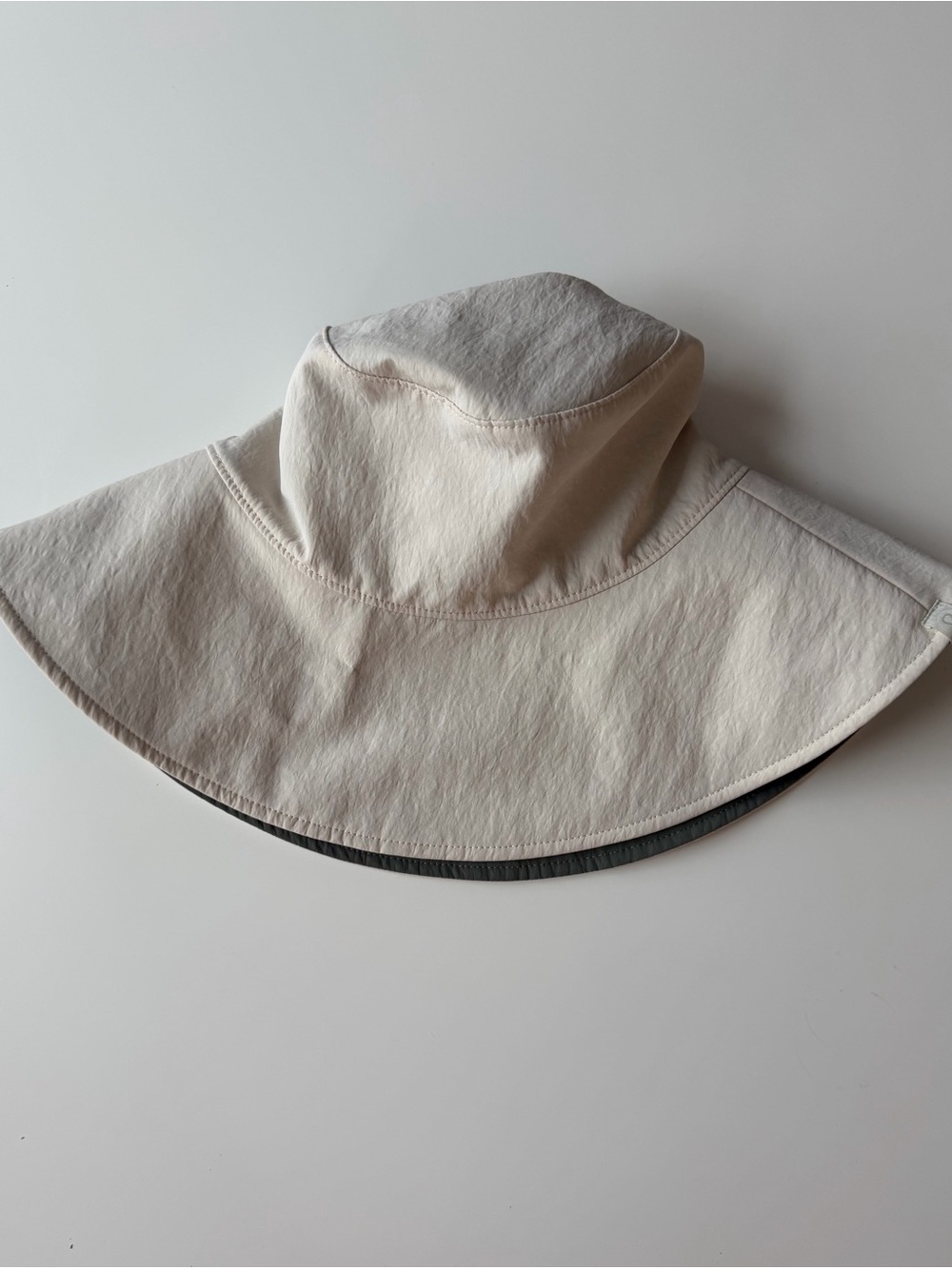 Lululemon Reversible Wide Brim Bucket Sun Hat-Off White and Green Sage Size: S/M